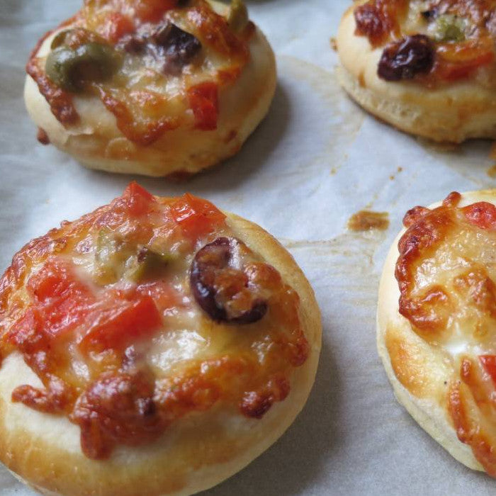 Mini Pizzas with Olives, Cheese and Tomatoes; Zeytinli Mini Pizza