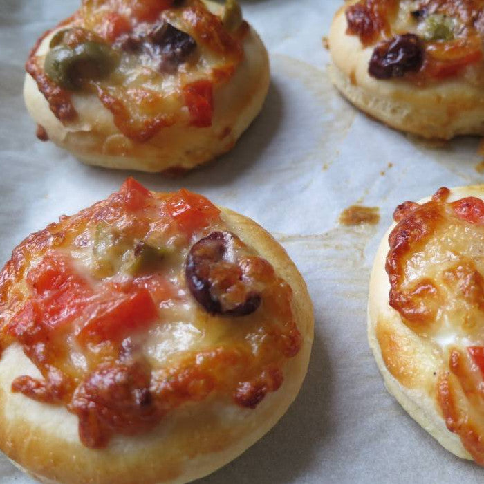 Mini Pizzas with Olives, Cheese and Tomatoes; Zeytinli Mini Pizza – Bonvila